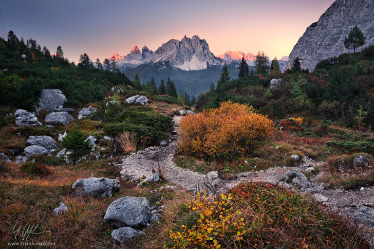 Italien, Dolomiten, Alpen, Weg, Pfad, Steine, Felsen, Herbst, Farbe, Laub, Blätter, grün, rot, gelb, Alpenglühen, lila, alpin, Wald, Cortina d´ampezzo, cadini, gruppo, Panorama, Stefan, Hefele, Fotografie, Landschaft, D810