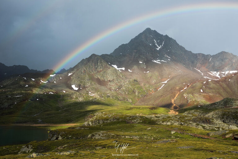 Corno dei Tre Signori vom Gaviapass mit Regenbogen, Lombardei, Italien