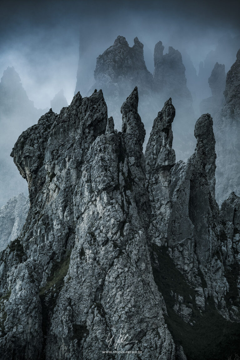 Felsnadeln bei Grigne überhalb des Comer See in den italienischen Alpen in mystisch-blauer Nebelstimmung