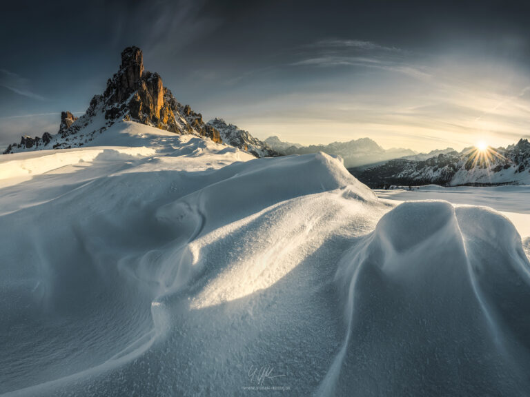 Der markante Berg Ra Gusela am Passo di Giau im Winter zum Sonnenaufgang in den Dolomiten, Alpen, Italien