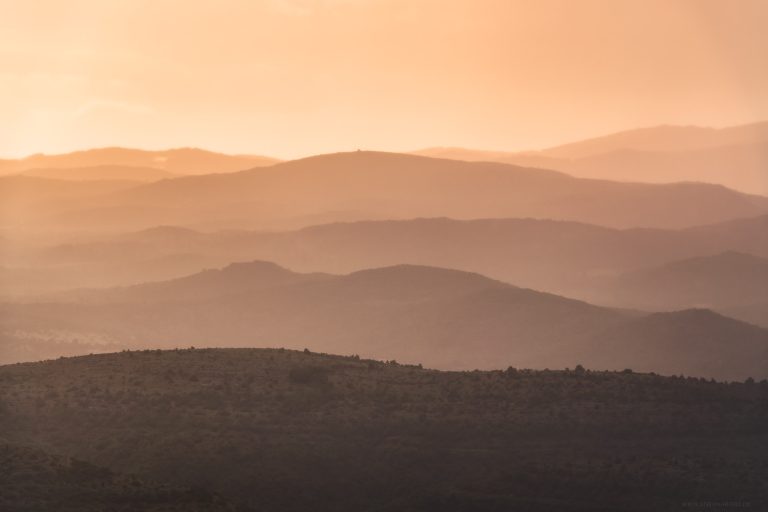 Verschleierte Welt über dem französischen Karstgebirge Cevennen