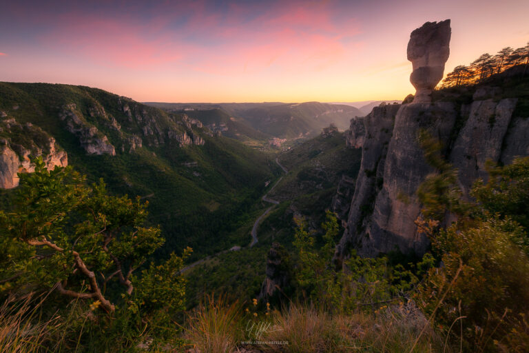 Gorges de la Jonte im französischen Zentralmassiv im späten Zwielicht