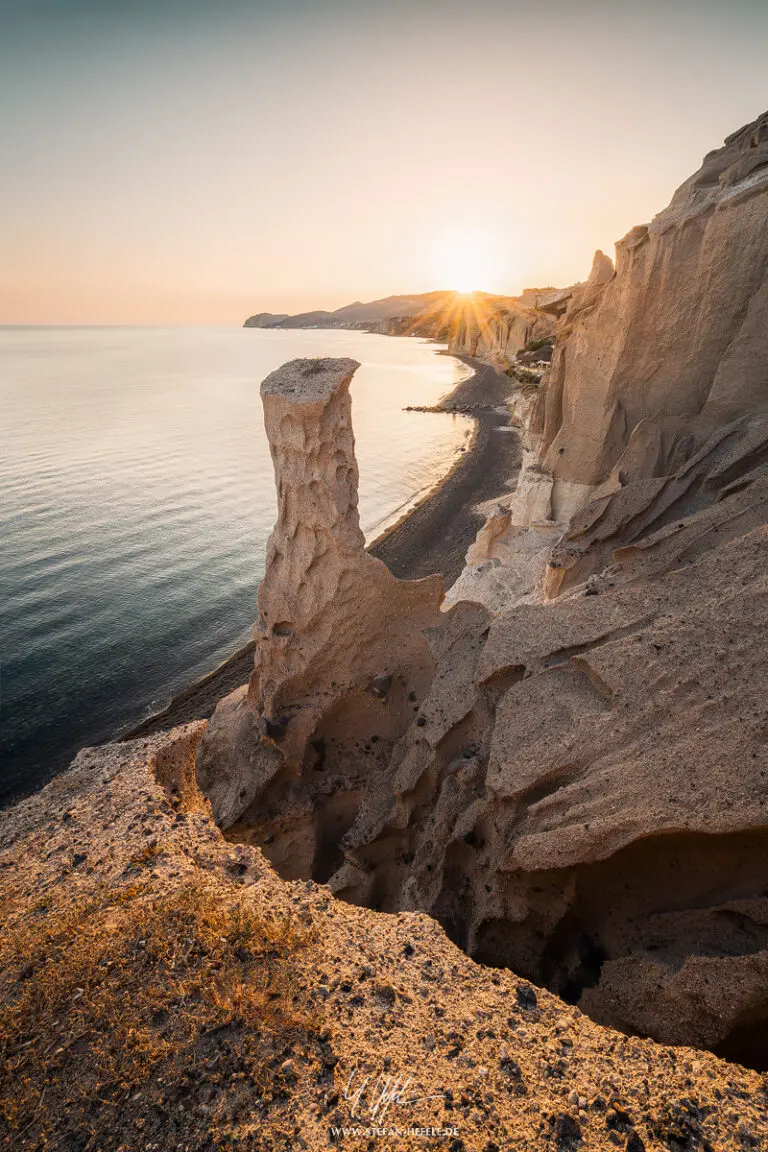 Strand mit Steinsäule zum Sonnenuntergang im Süden der griechischen Insel Santorin