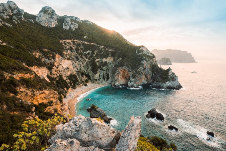 Yiali Beach auf Korfu, Griechenland im Vormittagslicht