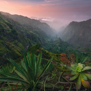 Das malerische grüne Xoxo Tal auf Santo Antao - Kap Verden im sanften Abendlicht Licht mit üppiger Vegetation