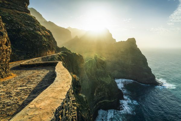 Wanderweg mit gigantischer Berg-See-Kulisse im goldenen Sonnenuntergangslicht an der Nordküste von Santo Antao - Kap Verde