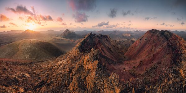 Blick in den Vulkanschlund des Montana del Senalo mit dem Pico Partido im Hintergrund im vulkanischen Gelände von Lanzarote - NP Timanfayo - zum Sonnenuntergang