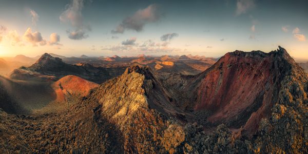 Blick in den Vulkanschlund des Montana del Senalo mit dem Pico Partido im Hintergrund im vulkanischen Gelände von Lanzarote - NP Timanfayo - zum Sonnenuntergang