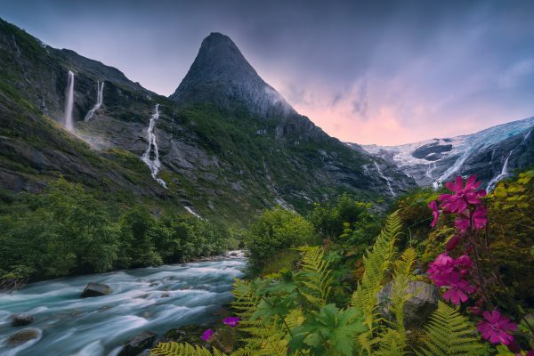 Der größte Gletscher Festland-Europas im Jostedalbreen Nationalpark in Norwegen mit paradiesischer Vegetation, Wasserfällen, Flusslauf und markantem Berg
