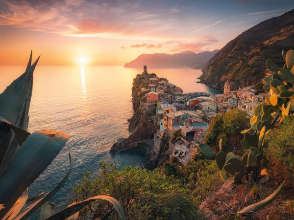 Die malerische Stadt Vernazza in der Cinque Terre zum romantischen Sonnenuntergang über dem Mittelmeer