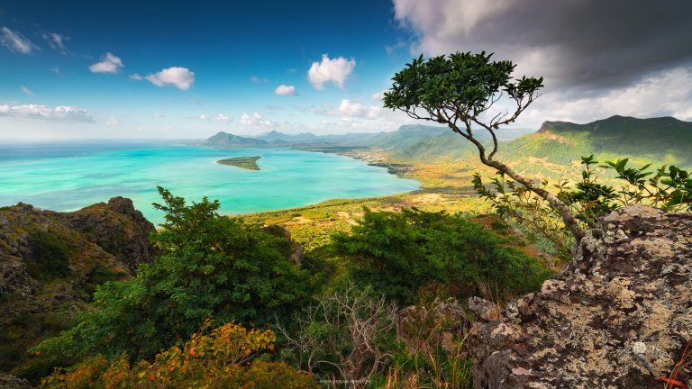 Blick über die Westküste Mauritius vom Le Morne Brabant über türkisblaues Meer