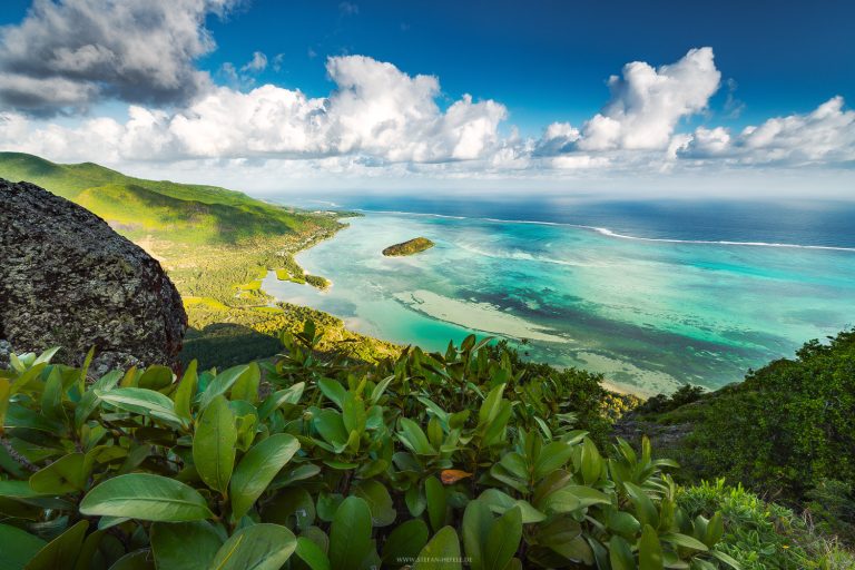 Blick von der Besteigung des Le Morne auf Mauritius in Richtung paradiesischen indischen Ozean am späten Nachmittag